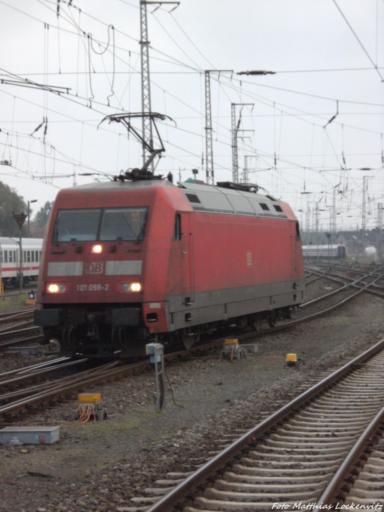 101 098-2 beim Rangieren im Bahnhof Stralsund Hbf am 12.10.13