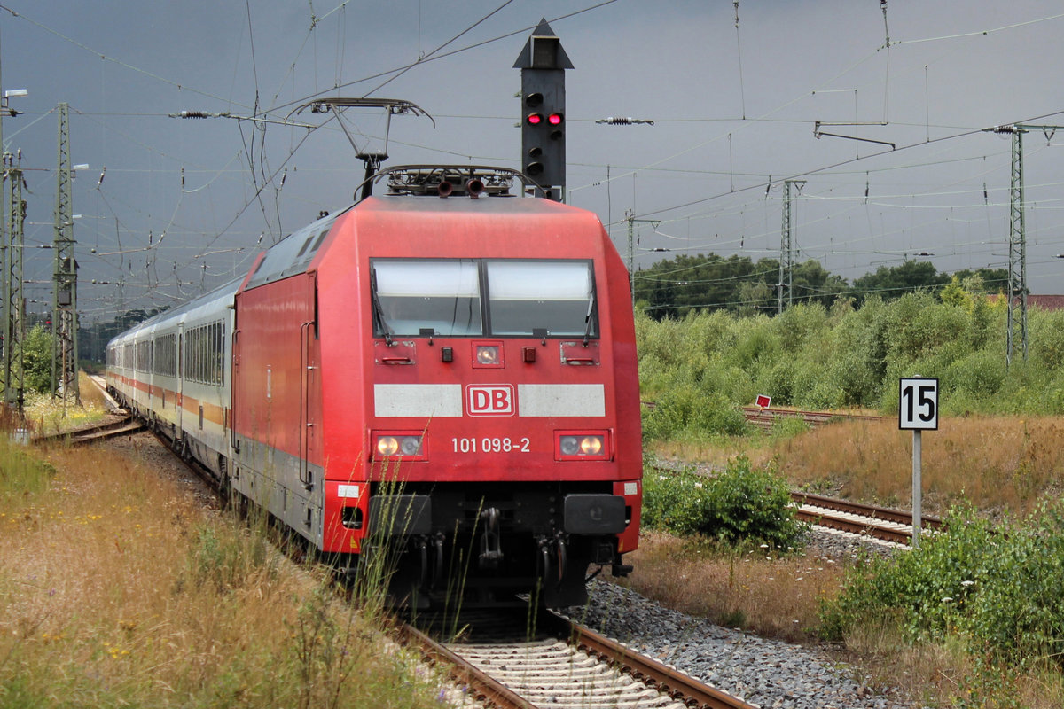 101 098-2 und danach auch gleich ein kräftiger Regenschauer. Buchholz (Nordheide) den 30.07.2016