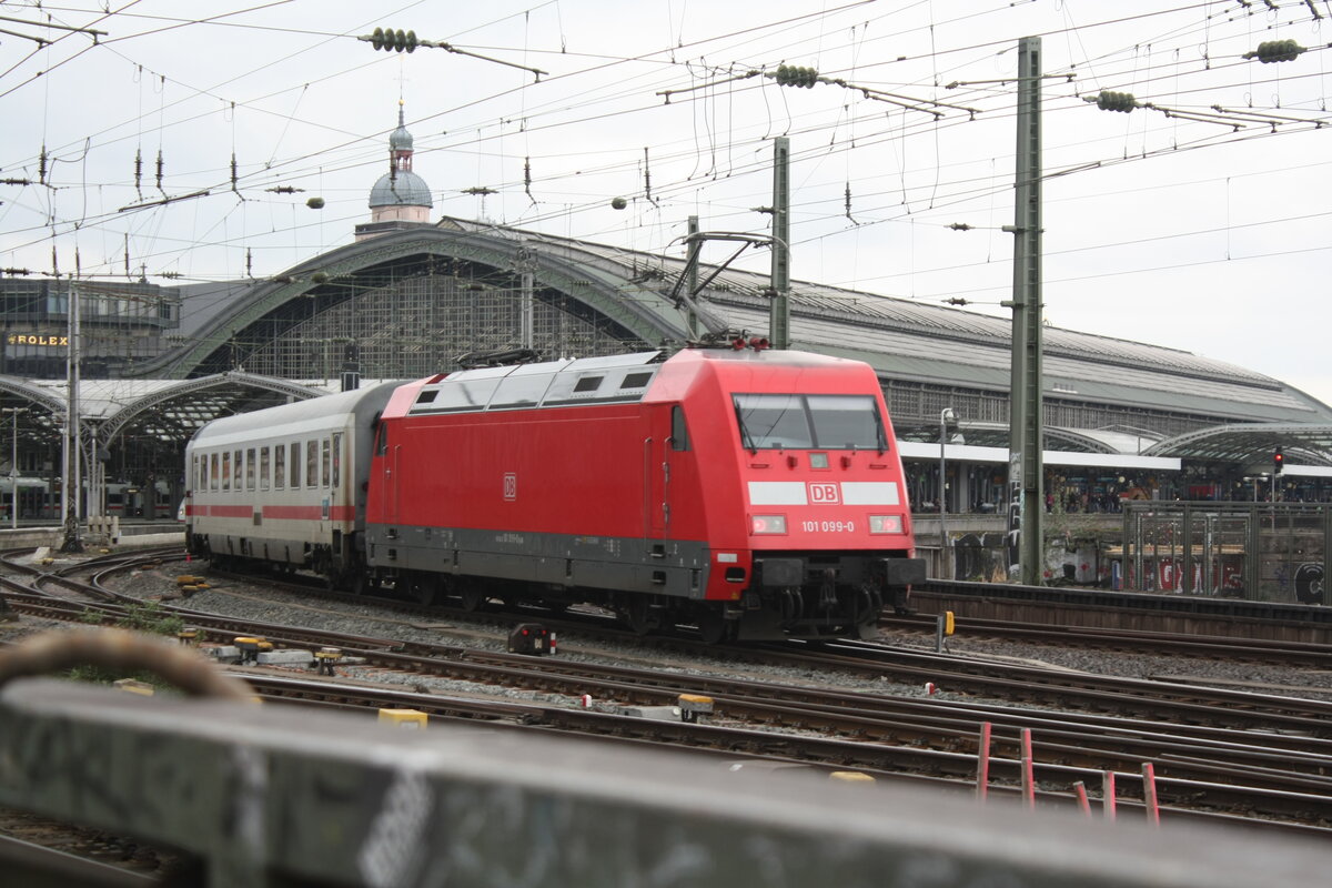 101 099 bei der Einfahrt in den Bahnhof Kln Hbf am 2.4.22