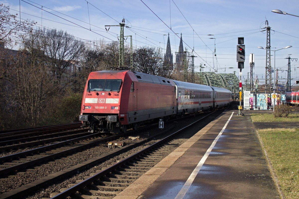 101 099 hat mit ihrem Intercity soeben den Kölner Hauptbahnhof verlassen und durchfährt nun Köln-Deutz.