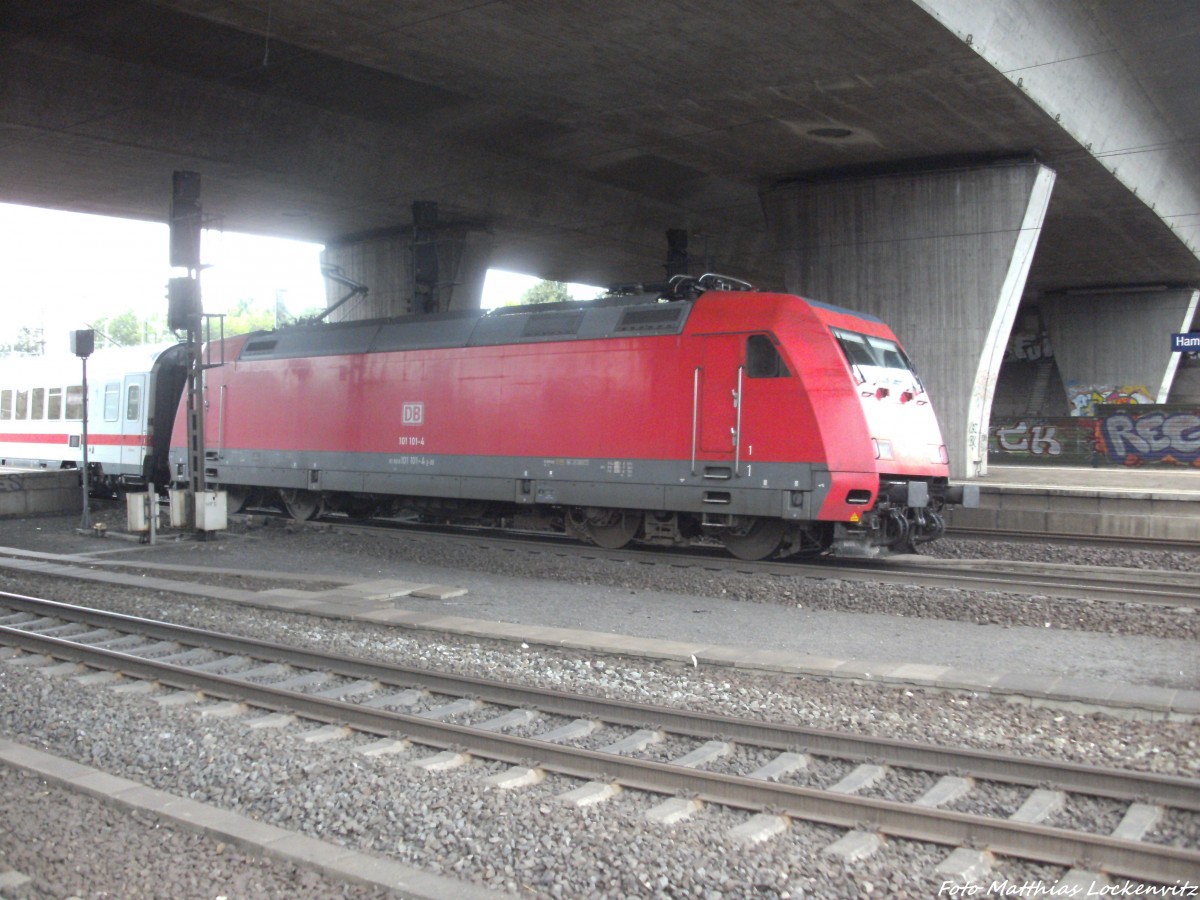 101 101-4 mit einem InterCity (IC) bei derAusfahrt aus Hamburg Harburg am 31.8.13