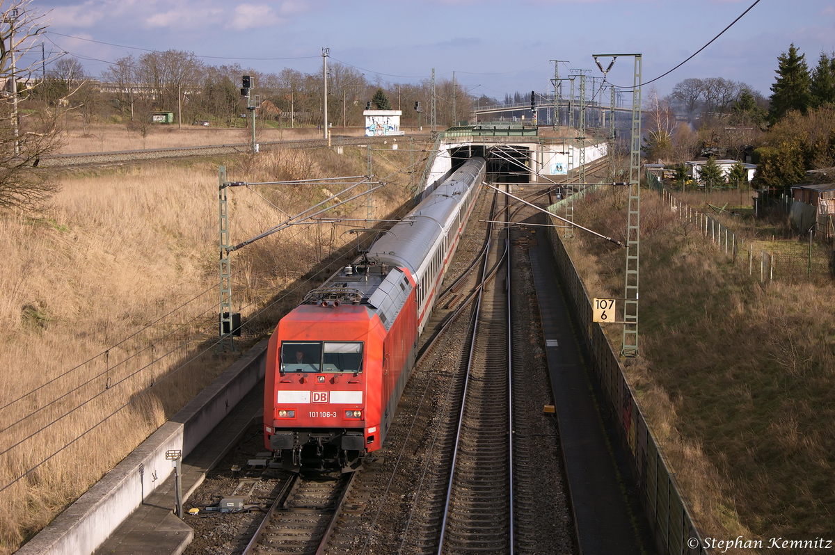 101 106-3 mit dem IC 144 von Berlin Ostbahnhof nach Amsterdam Centraal, ließ nun Stendal hinter sich. 22.02.2014