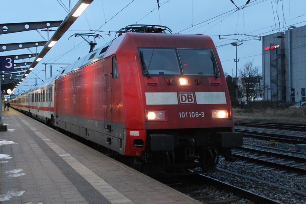 101 106-3 mit IC 2355(Rostock-Berlin)kurz vor der Ausfahrt im Rostocker Hbf.09.03.2018