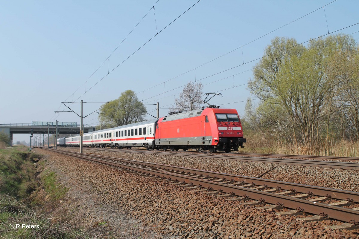 101 107-1 schiebt den IC 2440 Dresden - Köln bei Borsdorf bei Leipzig. 29.03.14