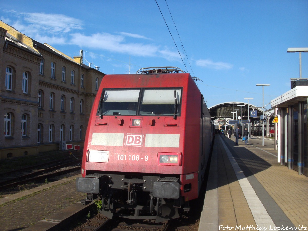 101 108-9 mit einem InterCity im Bahnhof Halle (Saale) Hbf am 1.11.14