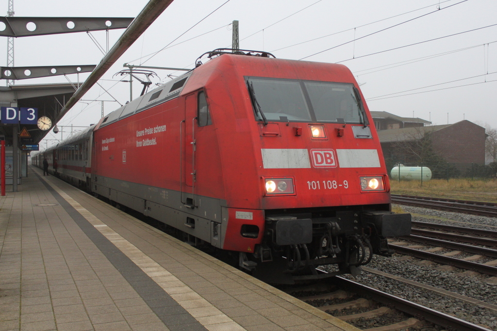 101 108-9 mit IC 2373(Stralsund-Karlsruhe)kurz vor der Ausfahrt im Rostocker Hbf.17.12.2016