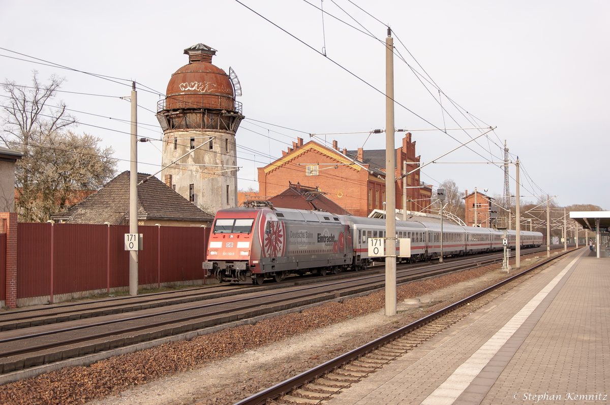 101 110-5  Eintracht Frankfurt  mit dem IC 1925 von Berlin Südkreuz nach Köln Hbf in Rathenow. 12.04.2015