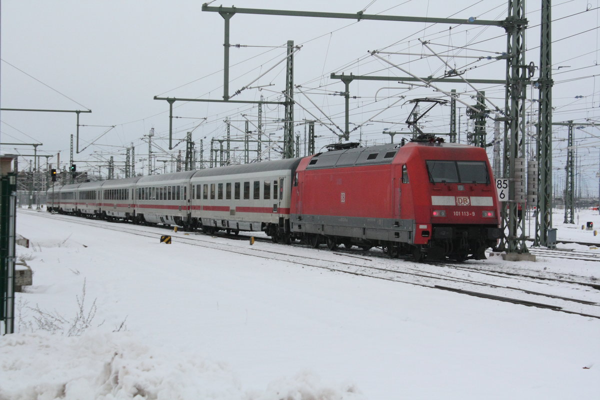 101 113 lsst mit ziel Magdeburg Hbf den Bahnhof Halle/Saale Hbf hinter sich am 15.2.21