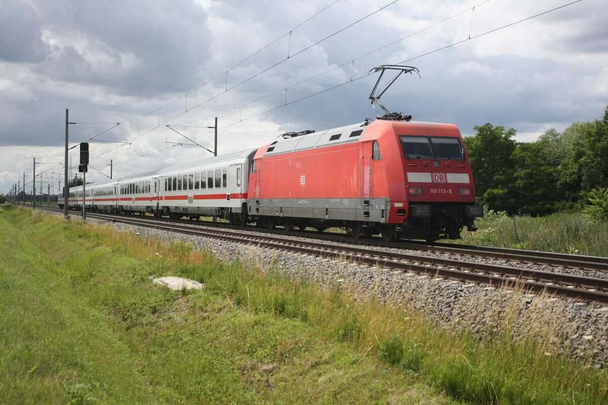 101 113 mit einem InterCity bei der Vorbeifahrt an Braschwitz am 5.7.21