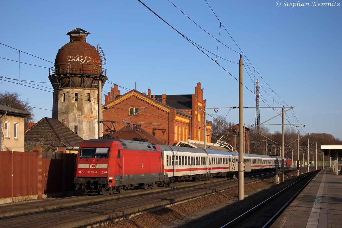 101 117-0 mit dem IC 1193 von Berlin Südkreuz nach Frankfurt(Main)Hbf, bei der Durchfahrt in Rathenow. In dieser IC-Garnitur befanden sich zwei Berlin-Warszawa-Express-Avmz und hinten schob die 120 149-0. 23.12.2013