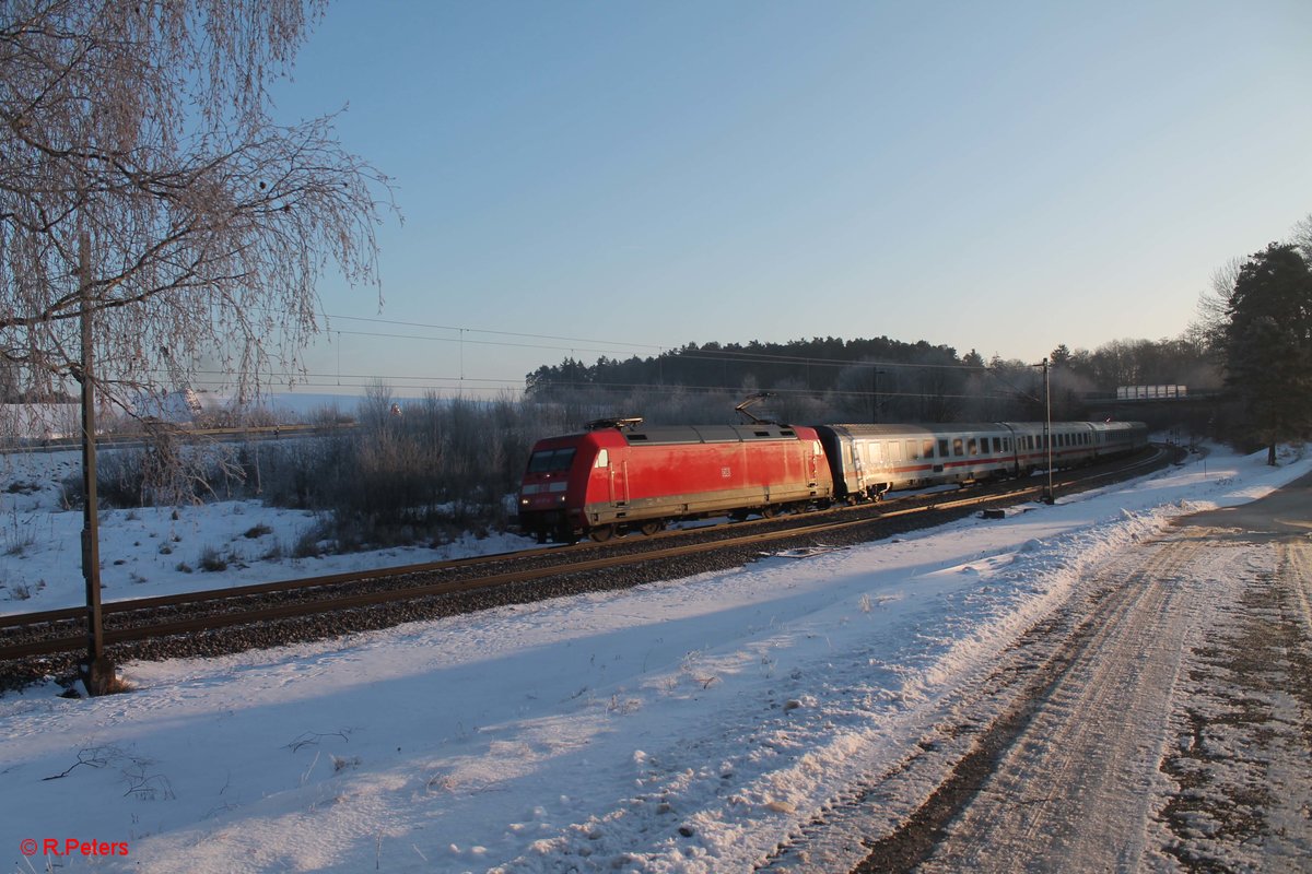 101 117-0 zieht bei Sinsgrün den IC 2014/2334 Passau - Hamburg. 19.01.17