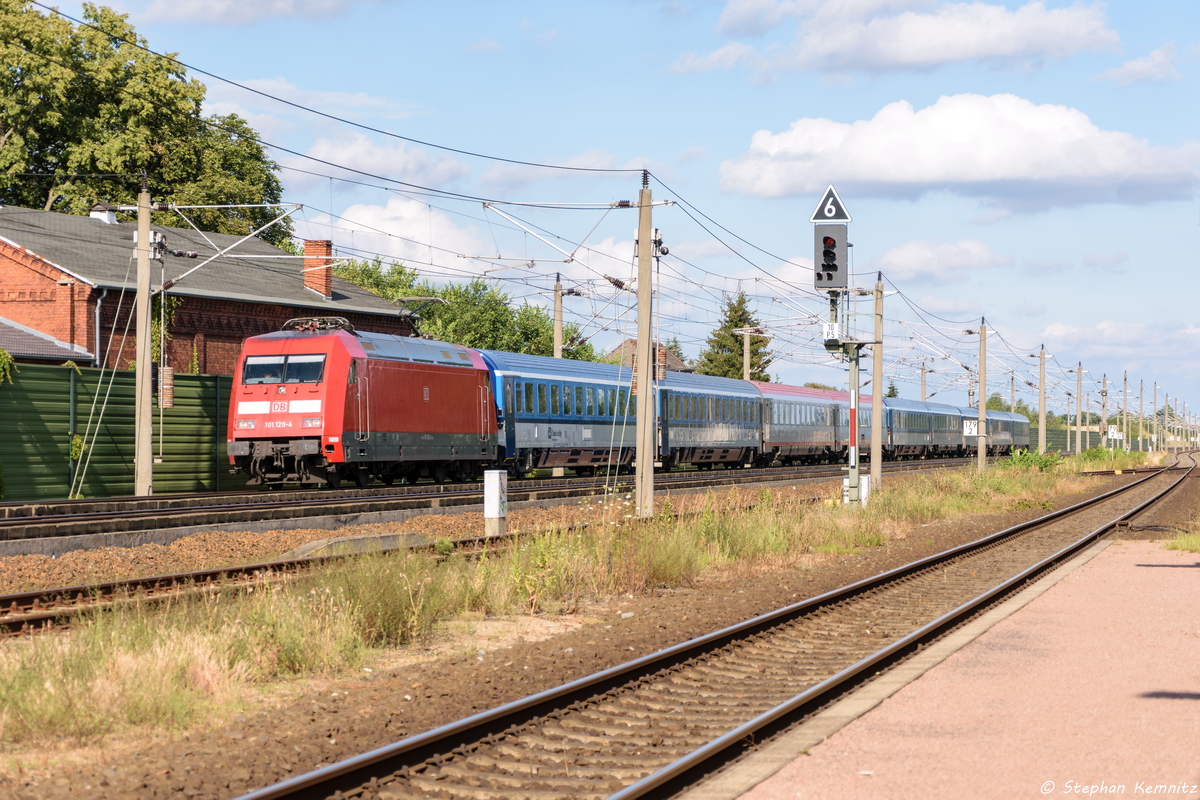 101 120-4 mit dem EC 378  Porta Bohemica  von Praha hl.n. nach Hamburg Hbf in Großwudicke. Wegen  Personen im Gleis  wurde der Eurocity über Stendal nach Wittenberge umgeleitet. 19.07.2016