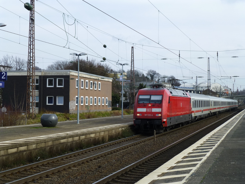 101 120 mit einem IC am 27.2.14 in Oberbarmen.