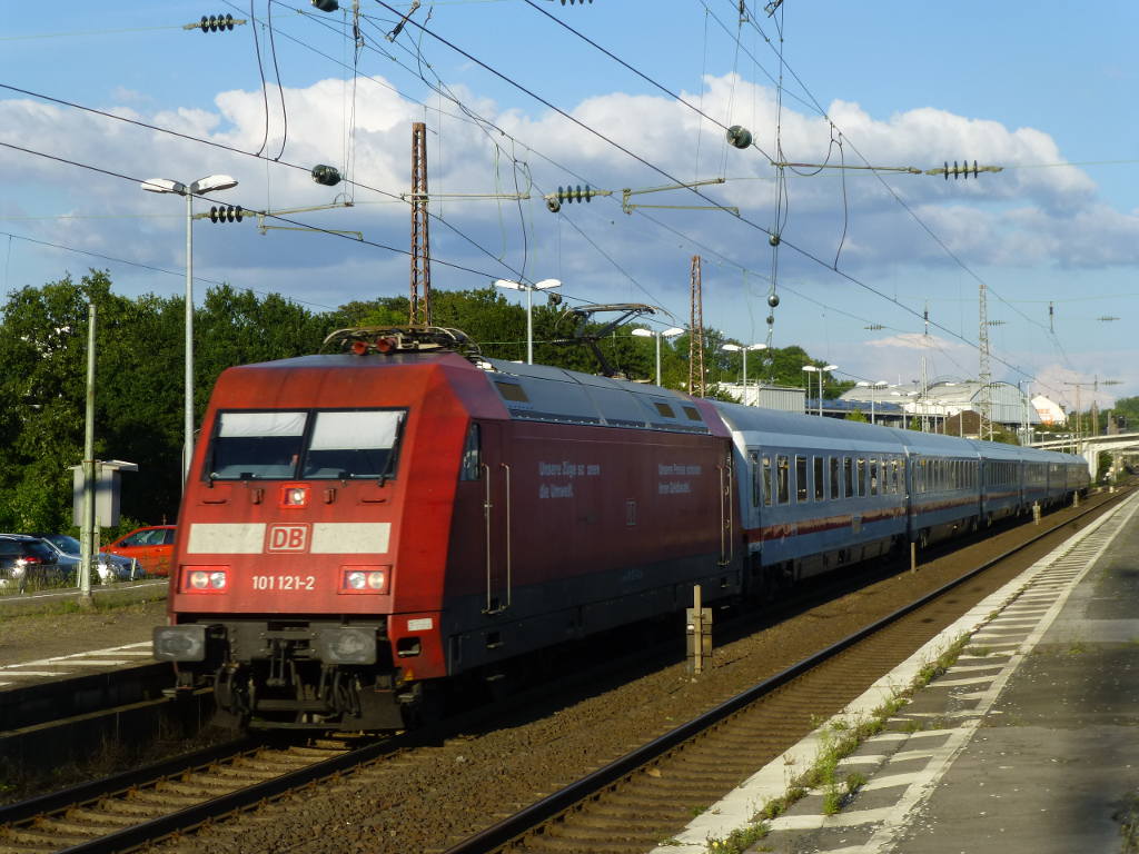 101 121 mit sieben IC-Wagen auf dem Weg nach Wuppertal Hbf, hier am 10.9.25 in Oberbarmen.