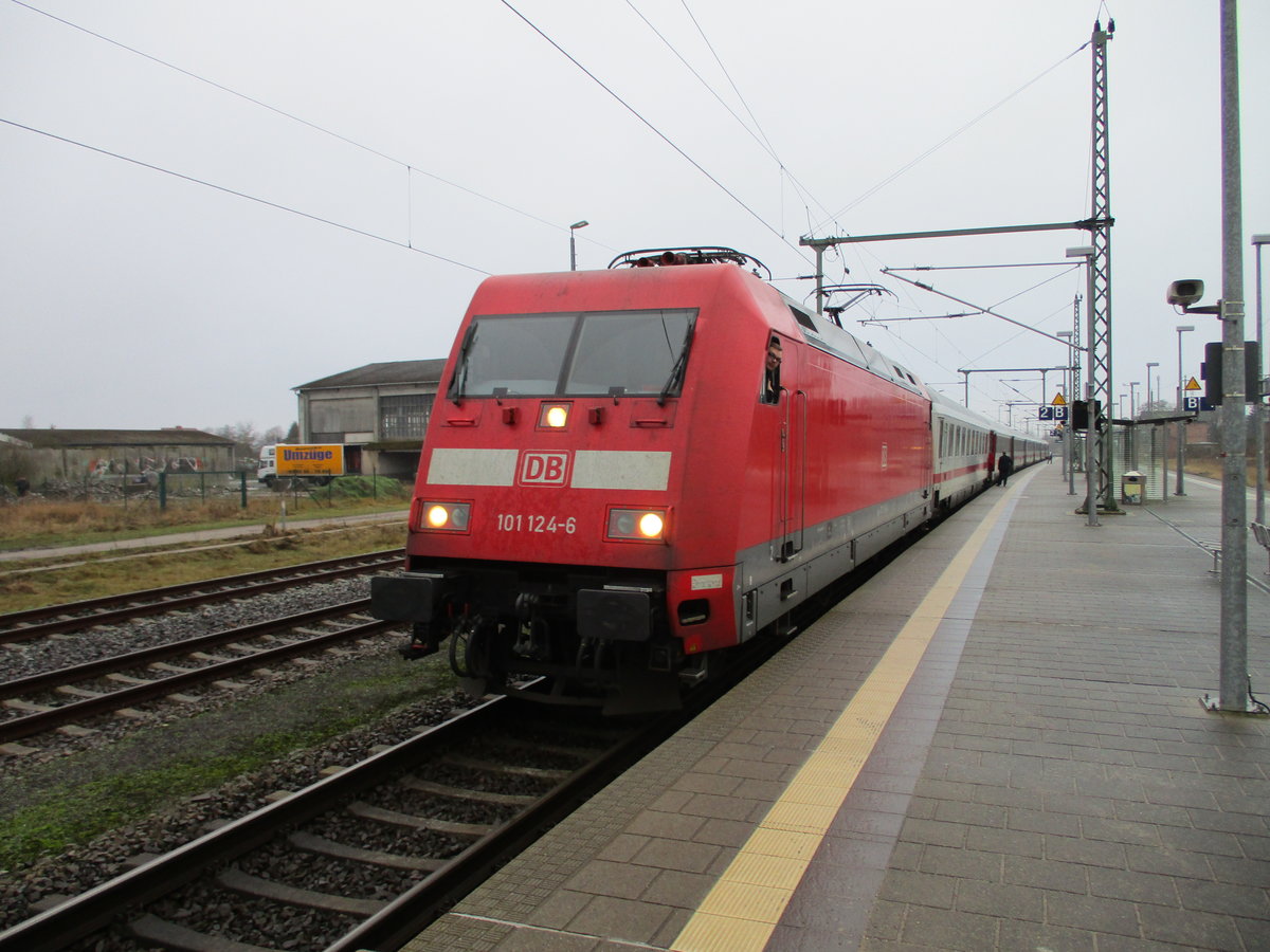 101 124,mit dem IC Binz-Berlin Südkreuz,in Züssow.