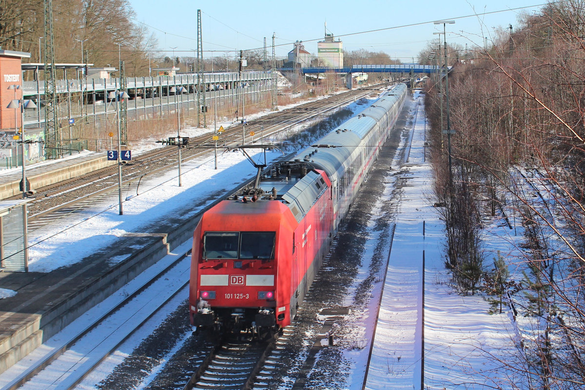 101 125-3 schiebt ihren Zug nach Hamburg. Tostedt, 12.02.2021