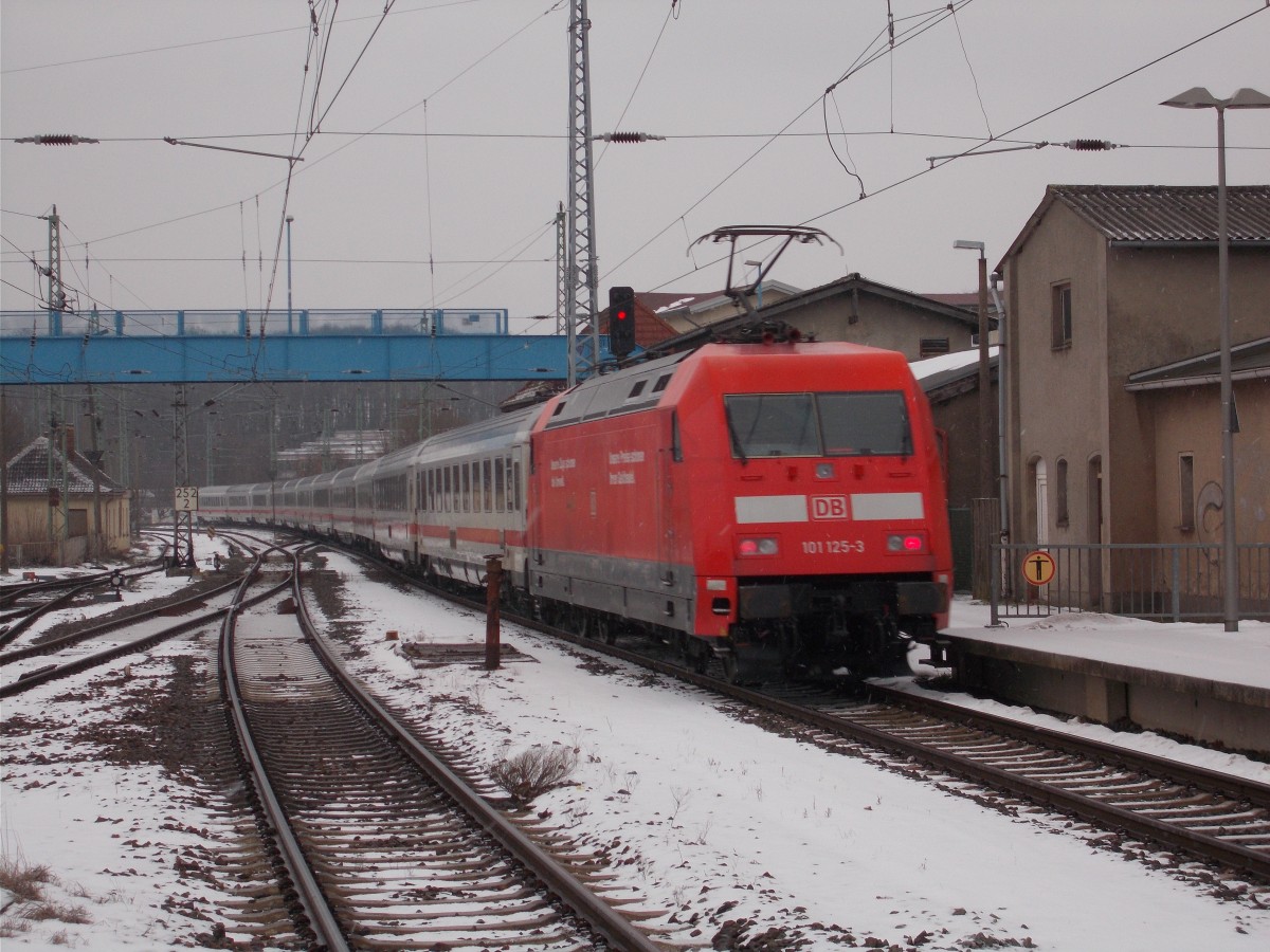 101 125-3 schiebt,am 16.Januar 2016,den IC 2212 Koblenz-Binz aus Bergen/Rügen.