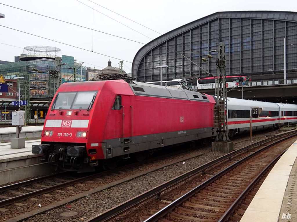 101 130-2 bei der abfahrt von hh-hamburg richtung lübeck,zusehen noch mit eh.metropolitan-wagen,12.10.19