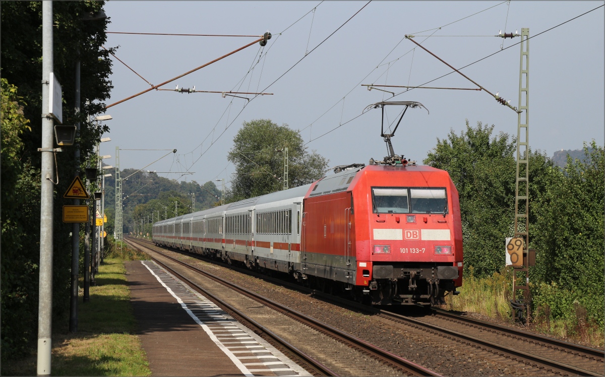 101 133 schiebt einen IC in Richtung Norden am 13.09.21 in Namedy