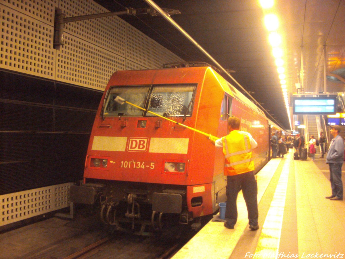 101 134-5 im Bahnhof Berlin Hbf (Tief) am 1.9.14