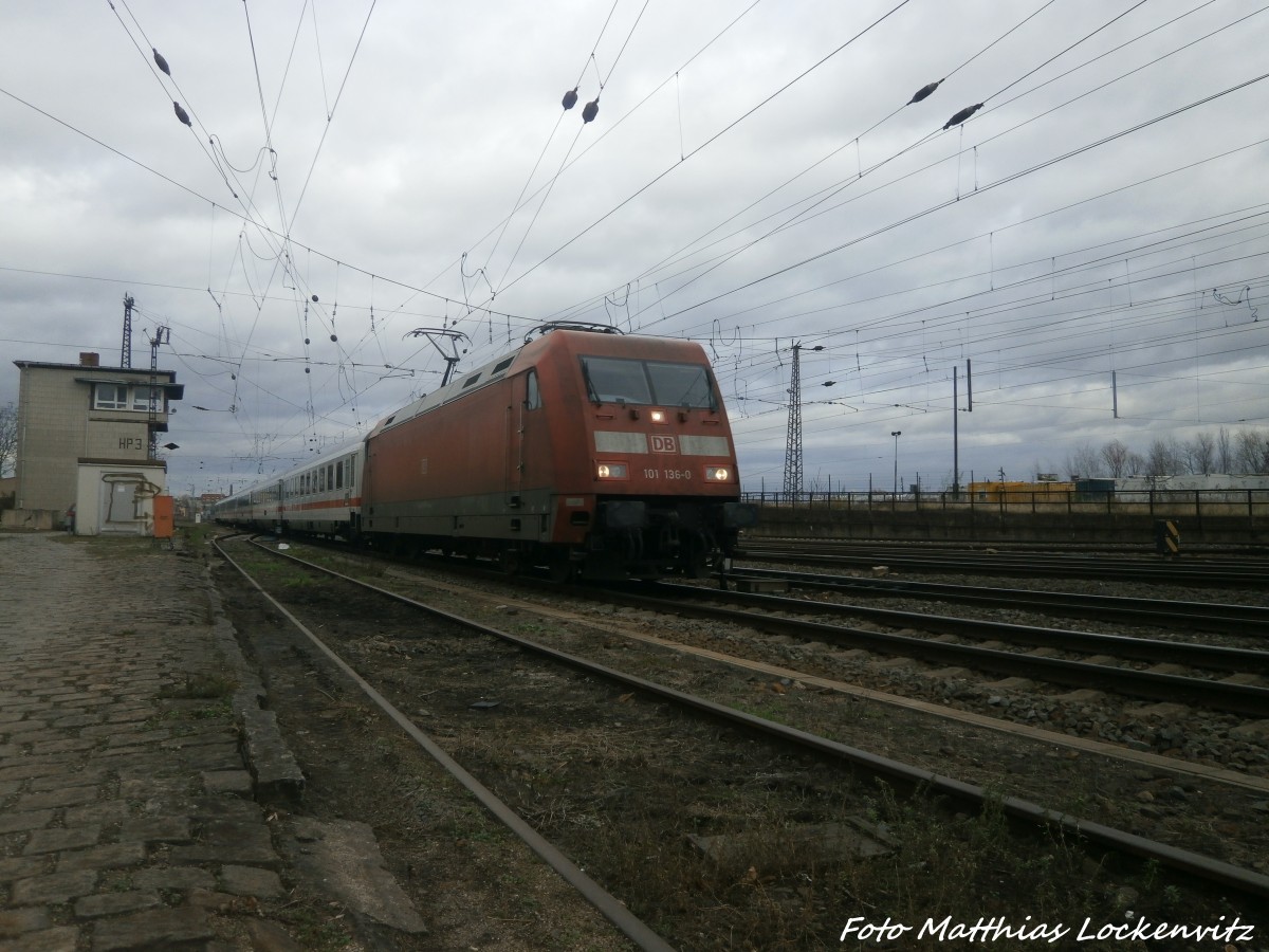 101 136-0 mit dem IC 2443 mit ziel Leipzig Hbf beim einfahren in den Bahnhof Halle (Saale) Hbf am 23.12.14