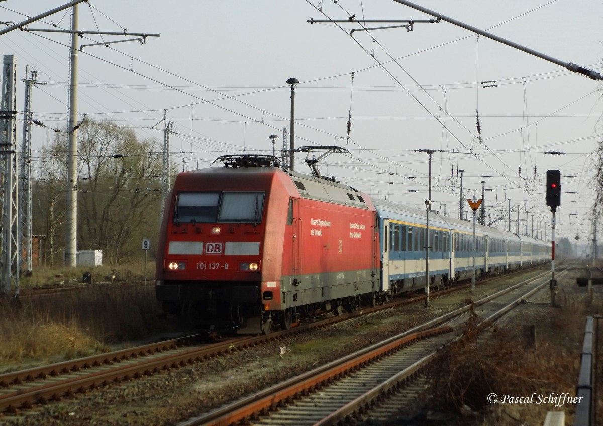 101 137 mit dem Dauerumleiter EC 174 in Falkenberg/Elster, 07.03.2014.
Bis Ende Juni 2015 sollen diese EC-Züge noch hier verkehren.