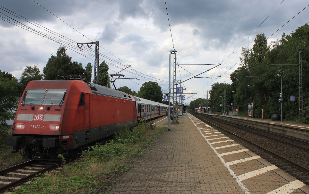 101 139-4 steht mit ihrem IC 2315 (Westerland - Frankfurt) im Bahnhof von Elmshorn. 
Der Halt war ausserplanmäßig wegen einer Streckensperrung zwischen Pinneberg und Hamburg. Laut der DB sollte der Zug ab Elmshorn ausfallen, sodass alle Reisende mit dem RE bis Pinneberg sind und dann nach Ende der Sperrung mit der RB weiter nach Hamburg sind. Und soviel zum Thema Ausfall: Der 2315 fuhr dann doch mit 90 Minuten Verspätung in HH-Dammtor ein und fuhr dann weiter in Richtung Frankfurt. 