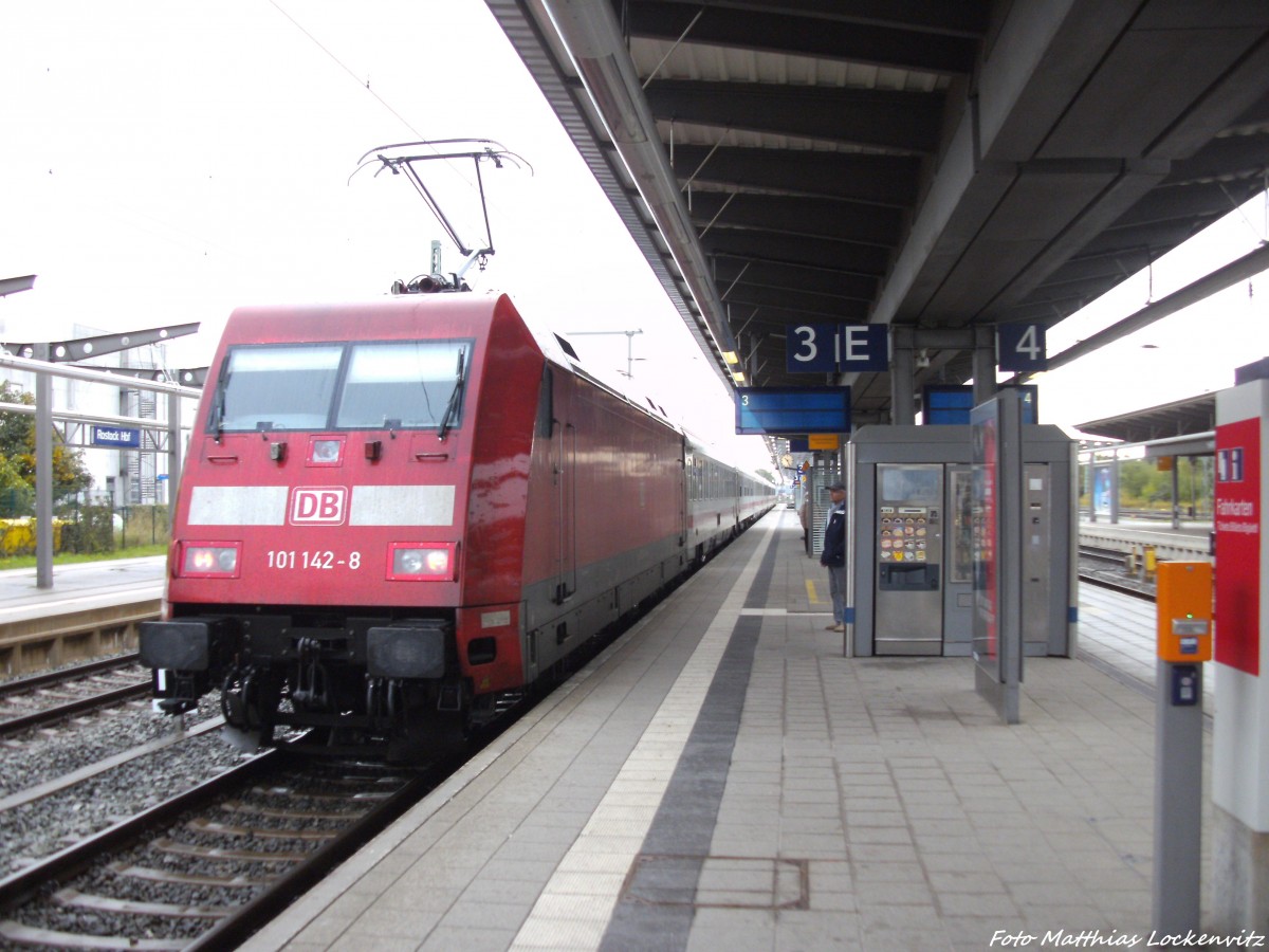 101 142-8 bei der Ausfahrt aus Rostock Hbf am 27.9.13