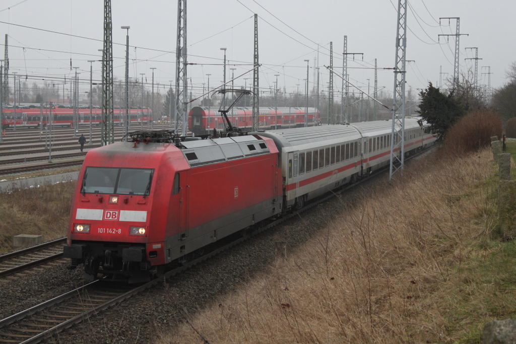 101 142-8 mit IC 2212(Koblenz-Binz)bei der Einfahrt im Rostocker Hbf.03.02.2017