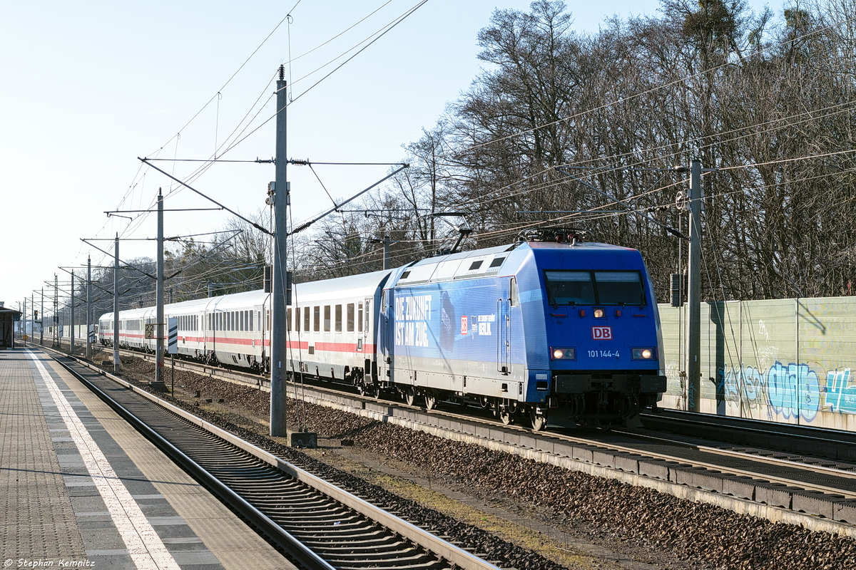 101 144-4  Hertha BSC  mit dem IC 1928 von Köln Hbf nach Berlin Hbf (tief) in Dallgow-Döberitz. 18.03.2018