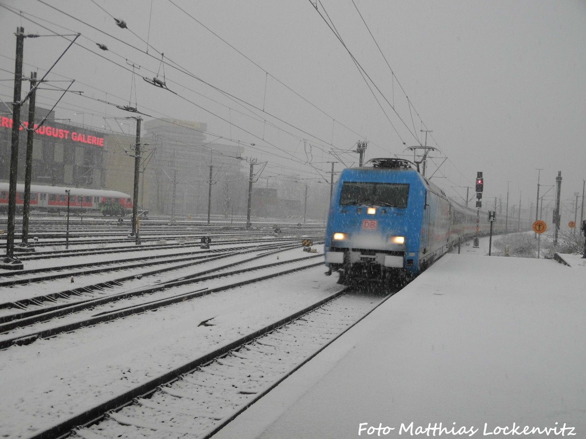 101 XXX mit einem InterCity beim einfahren in den Bahnhof Hannover Hbf am 16.1.16