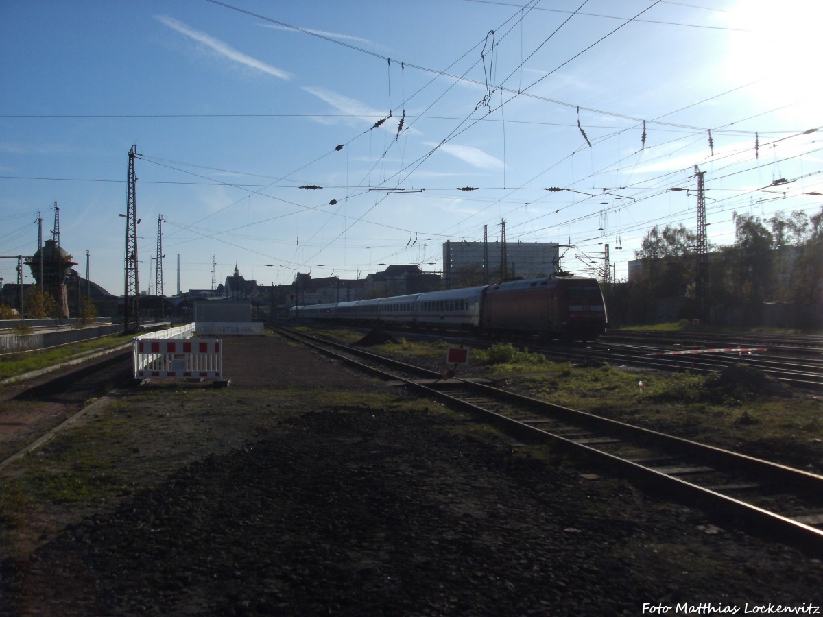 101 XXX-X mit einem InterCity beim einfahren in den Bahnhof Halle (Saale) Hbf am 1.11.14