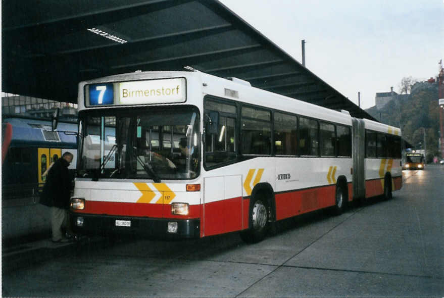 (101'014) - RVBW Wettingen - Nr. 117/AG 18'019 - MAN/R&J am 3. November 2007 beim Bahnhof Baden