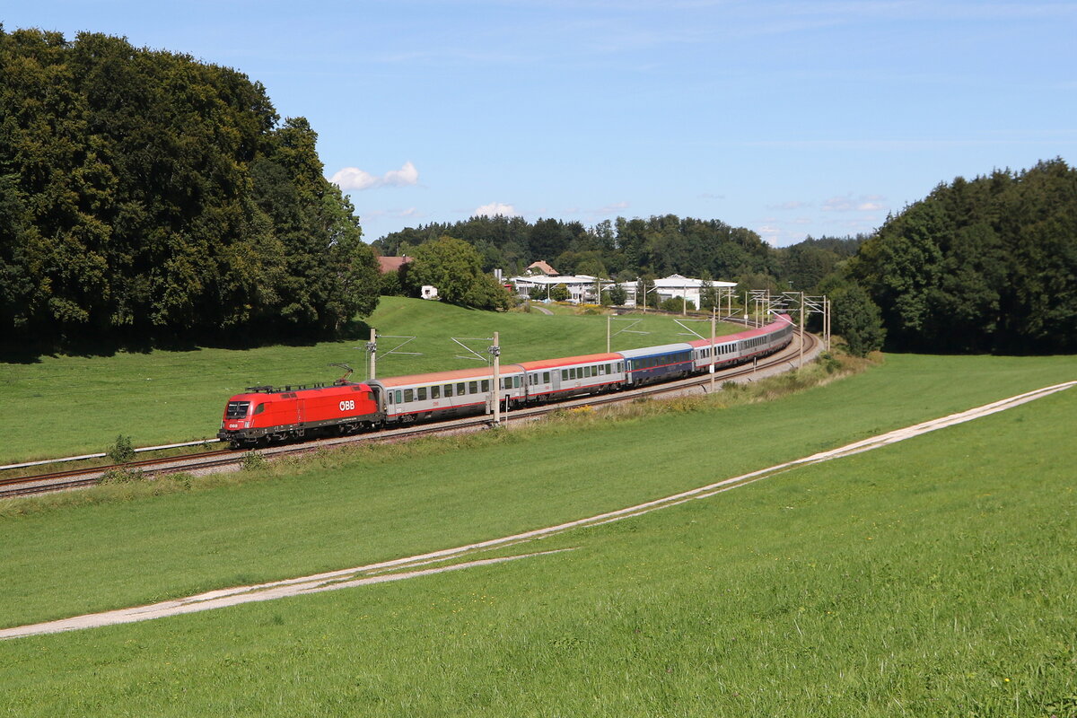 1016 025 war mit einem  EC  am 3. September 2025 bei Axdorf im Chiemgau in Richtung M�nchen unterwegs.