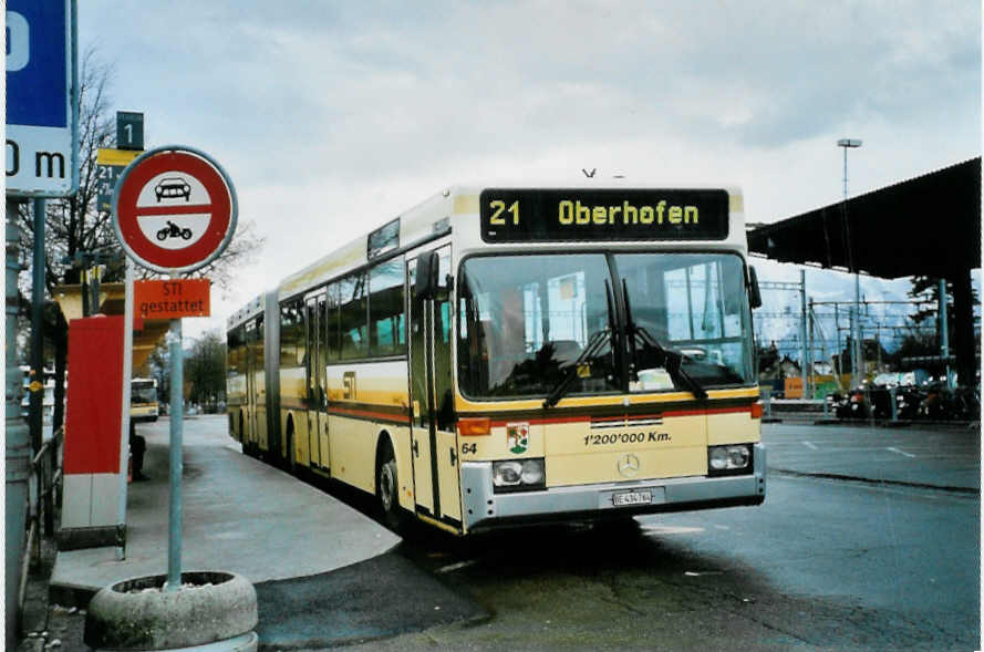 (101'607) - STI Thun - Nr. 64/BE 434'764 - Mercedes am 4. Dezember 2007 beim Bahnhof Thun (prov. Haltestelle)