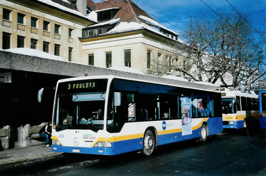 (102'122) - TC La Chaux-de-Fonds - Nr. 215/NE 26'215 - Mercedes am 22. Dezember 2007 beim Bahnhof La Chaux-de-Fonds