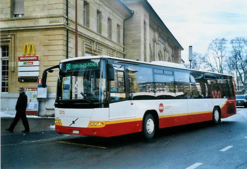 (102'126) - VR La Chaux-de-Fonds - Nr. 271/NE 114'471 - Volvo am 22. Dezember 2007 beim Bahnhof La Chaux-de-Fonds