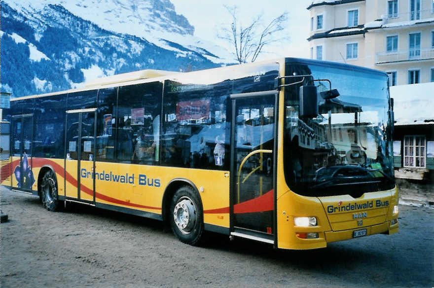 (102'808) - AVG Grindelwald - Nr. 18/BE 382'871 - MAN/Gppel am 2. Januar 2008 beim Bahnhof Grindelwald