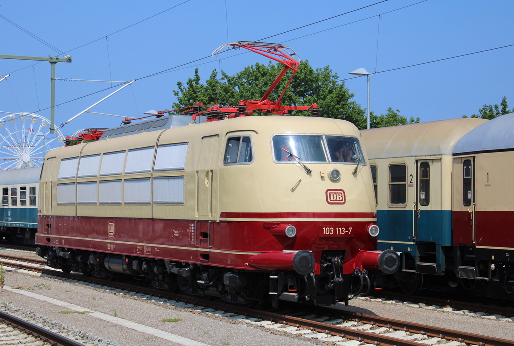 103 113-7 beim Rangieren am 11.06.2022 in Warnemünde.