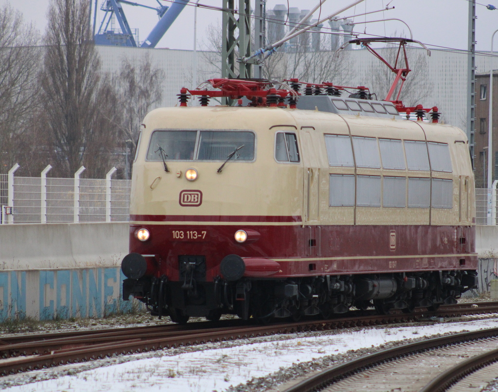 103 113-7 beim Rangieren am 10.12.2022 in Warnemünde.