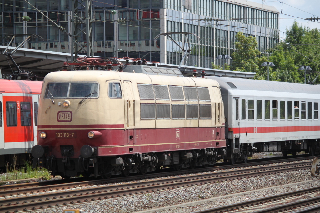 103 113-7 mit IC 1284 von Schwarzach-St.Veit nach Flensburg bei der Durchfahrt am 24.07.2016 in Mnchen-Heimeranplatz.