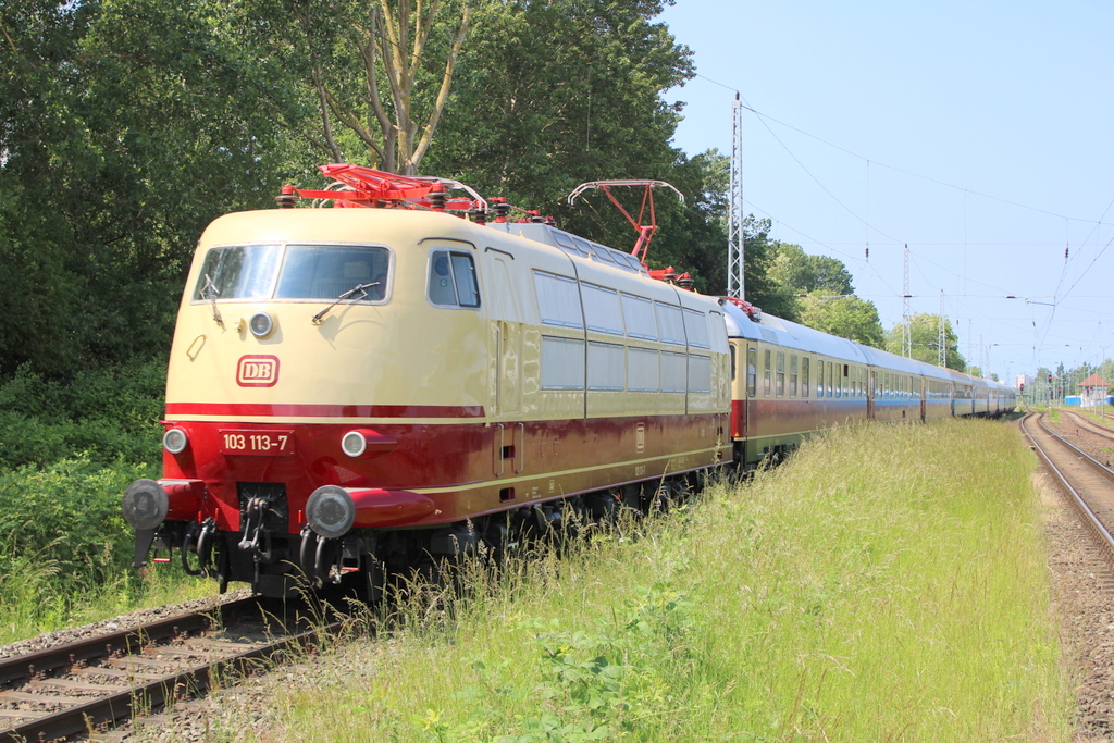 103 113-7 mit Leerzug(Warnemünde-Rostock)bei der Durchfahrt um 14.22 Uhr in Rostock-Bramow.11.06.2022