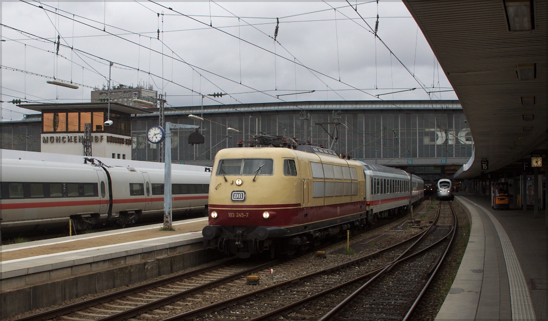 103 245 mit IC 2094 in Richtung Ulm am 12.09.14 in München Hbf