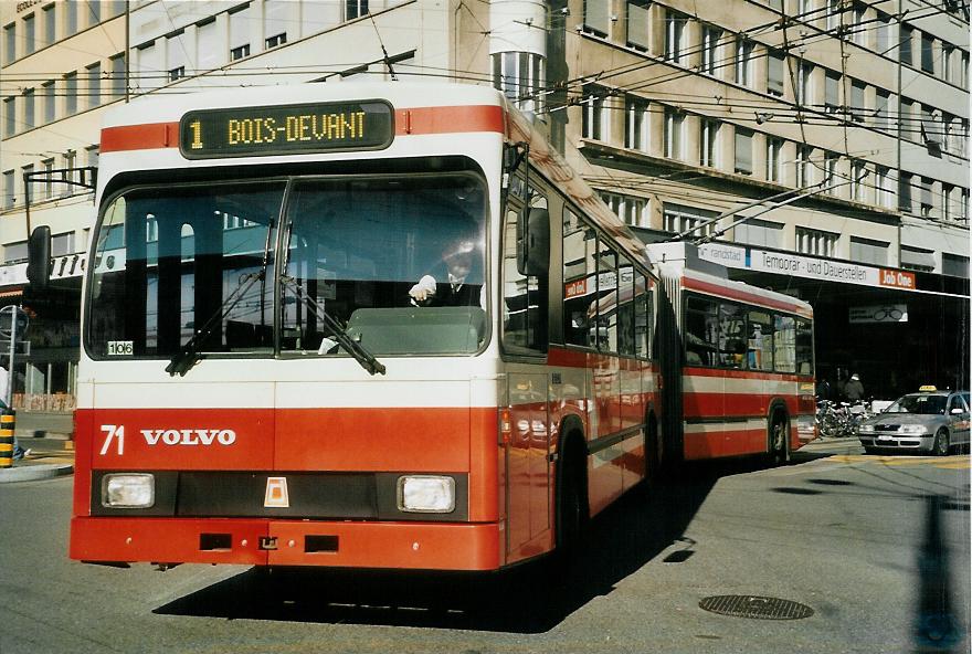 (104'209) - VB Biel - Nr. 71 - Volvo/R&J Gelenktrolleybus am 16. Februar 2008 beim Bahnhof Biel