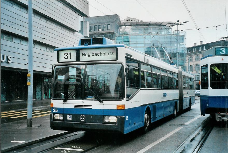 (105'732) - VBZ Zrich - Nr. 25 - Mercedes Gelenktrolleybus am 23. Mrz 2008 in Zrich, Lwenplatz