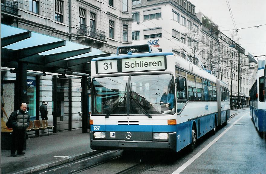 (105'735) - VBZ Zrich - Nr. 137 - Mercedes Gelenktrolleybus am 23. Mrz 2008 in Zrich, Lwenplatz