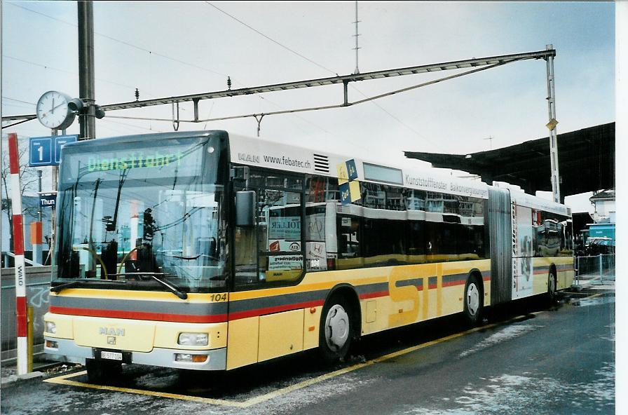 (105'804) - STI Thun - Nr. 104/BE 577'104 - MAN am 25. Mrz 2008 beim Bahnhof Thun (prov. Haltestelle)