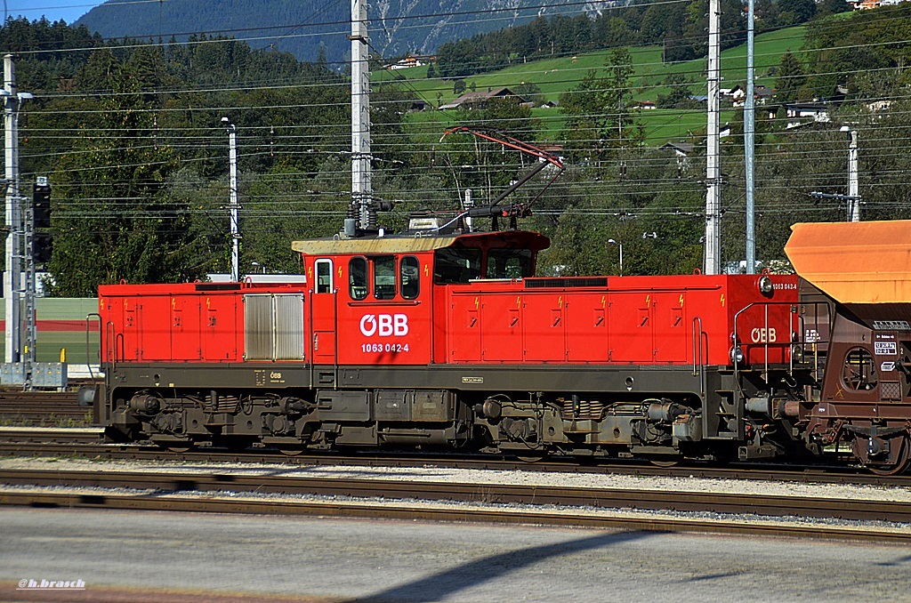 1063 042-4,mit einen schotterzug am rbf wörgl