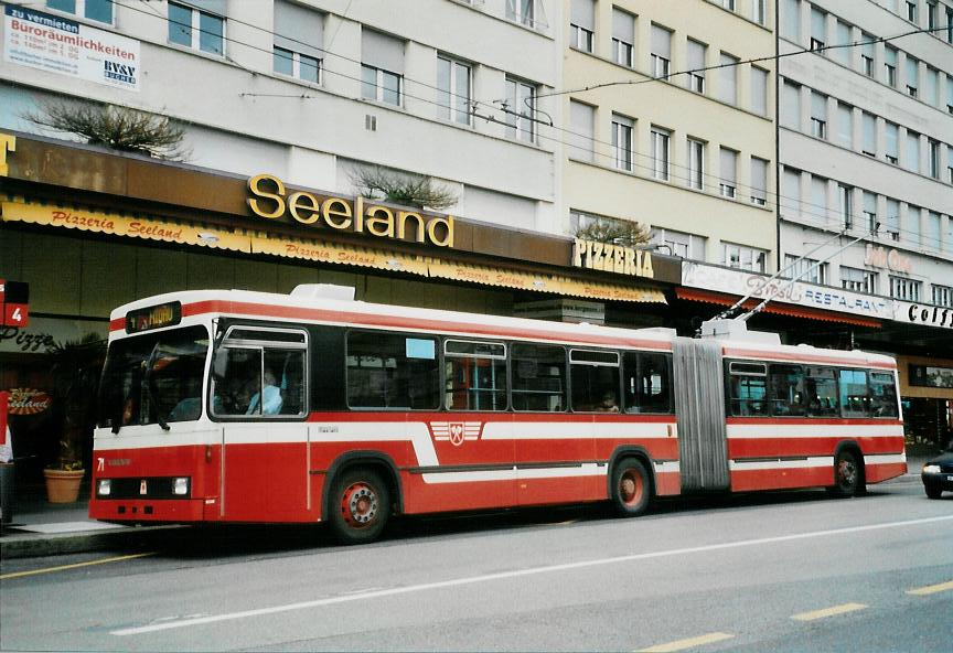 (106'436) - VB Biel - Nr. 71 - Volvo/R&J Gelenktrolleybus am 14. April 2008 beim Bahnhof Biel