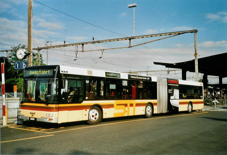 (107'129) - STI Thun - Nr. 87/BE 572'087 - MAN am 23. Mai 2008 beim Bahnhof Thun (prov. Haltestelle)